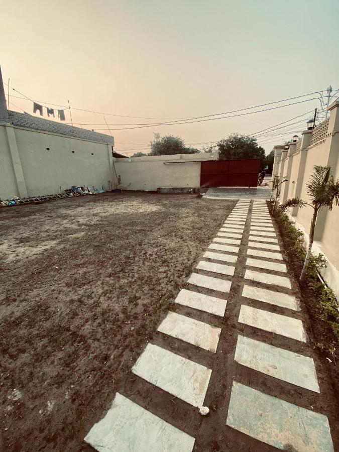 Solitaire Gardens Near Airport Lucknow Esterno foto